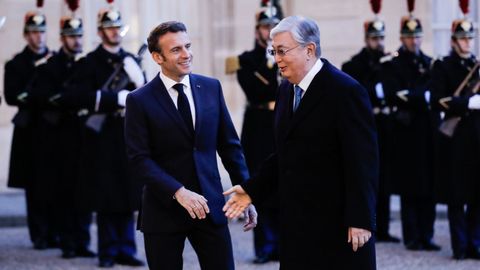 El presidente franc�s, Emmanuel Macron, recibi� este martes en el palacio del El�seo al jefe de Estado de Kazajist�n, Kassym Jomart Tokayev