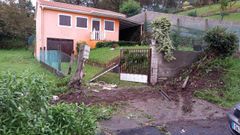 Los destrozos afectaron al cierre y al portal de entrada de esta vivienda de Portos�n