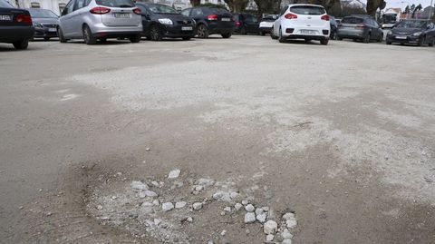 Hundimientos en el aparcamiento de tierra del S�nchez Aguilera.