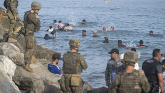 Migrantes intentando cruzar a Espa�a desde Marruecos, el pasado 31 de julio.