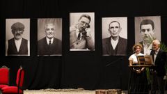 <span lang= gl >Fotograf�as dos catro vellos mari�eiros que inspiraron a canci�n, no escenario do Teatro Pastor D�az. Desde a esquerda: Gumersindo Coci�a Gregorio, Sildo (1862-1938), gabarreiro; Jos� Escourido Casal, Llana (1860-1938), armador e mari�eiro. No centro, Jos� Travieso Quelle, escritor e xornalista de Viveiro que compuxo a canci�n. A continuaci�n, Jos� Antonio Travieso Rodr�guez (1858-1939), mari�eiro e av� do autor; e Francisco Otero L�pez (1913-1971), mari�eiro e logo patr�n.</span>