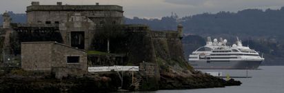 El crucero «L?Austral», que ayer atracó en el puerto durante nueve horas, bordeando el castillo de San Antón. 