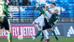 Jon Garc�a en una pugna en el choque contra el Castilla.