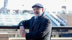 El escritor Fernando Aramburu posa en la presentaci�n de su novela �Hijos de la f�bula�, en el C�rculo de Bellas Artes