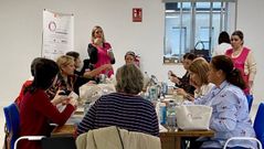 Imagen de uno de los talleres de autocuidados y maquillaje para pacientes oncol�gicos que imparte la Fundaci�n Stanpa en el Chuac.
