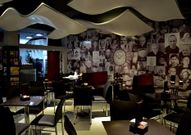 El local est� decorado con un mural con fotos de papas y santos.