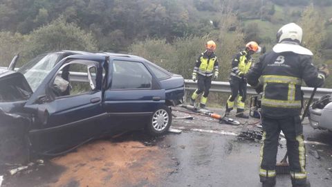 Efectivos de bomberos en el lugar del accidente
