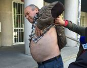 La v�ctima, en la Audiencia, mostrado la zona de la herida. 