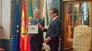 El presidente de la Xunta, Alfonso Rueda, recibe las llaves de Oporto de manos del alcalde de la ciudad, Rui Moreira