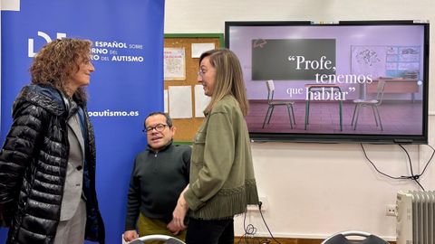 La consejera de Educaci�n, Eva Ledo junto al director de Discapacidad del Gobierno de Espa�a, Jes�s Mart�n y la coordinadora general del Centro Espa�ol sobre Trastorno del Espectro del Autismo, Mar�a Luisa Pinos en la presentaci�n de la campa�a.