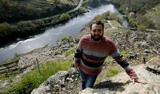 El en�logo Roberto Regal, promotor del proyecto Enonatur, en uno de los vi�edos de la ribera del Mi�o que se alquilar�n.