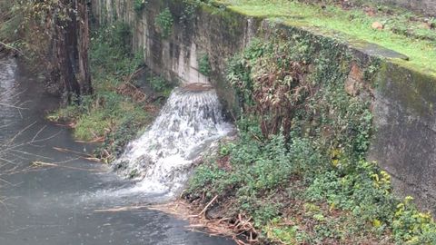 La tapa se abri� por la fuerza del caudal y vierte al r�o una mezcla de aguas residuales y pluviales, junto al puente de la carretera general