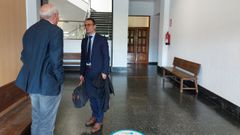 El acusado, de espaldas, charla con su abogado al terminar el juicio en la Audiencia Provincial de Ourense