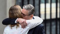 Keir Starmer abraza a su mujer, Victoria, tras presentar su dimisi�n como primer ministro