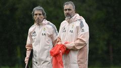 El t�cnico uruguayo Guillermo Almada, junto a Darwin Quintana, su mano derecha