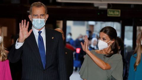 El rey Felipe VI (i) y la reina Letizia (d) saludan a su llegada al tradicional concierto de los Premios Princesa de Asturias