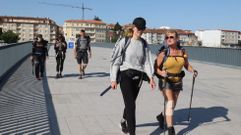 El paso continuo de peregrinos se evidenciaba este martes en lugares de Pontevedra como el puente de O Burgo.