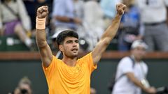 Alcaraz celebra su triunfo ante Dimitrov en Indian Wells.