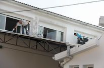 El maltrecho tejado del colegio de Carril, una verdadera asignatura pendiente en Vilagarc�a. 