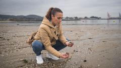 Mar�a Porto, presidenta de la agrupaci�n de marisqueo a pie de Carril, ayer en la playa