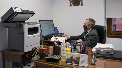 Martnez Quiroga trabajando en su despacho