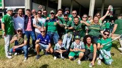 Integrantes de la futura pe�a en el exterior de A Malata.