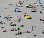 Un grupo de ba�istas en la playa nudista de Arteixo.