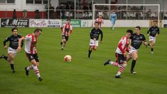 Santi Figueroa, a la derecha de la imagen, iniciando la salida del bal�n para el C�ltiga en su partido de Liga frente al Noia del pasado mes de diciembre.