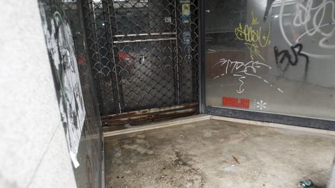 Bajo sin uso de la calle Mar�a que aparece con basura cada jornada 