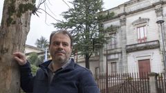 Diego Conde diante do antigo edificio da Escola de Veterinaria de Santiago, actual Parlamento de Galicia