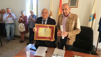 Xos� Antonio Garc�a Cotarelo, en mayo del a�o pasado, junto al alcalde de A Pontenova, Dar�o Campos, en el acto en que recogi� el t�tulo de Fillo Predilecto