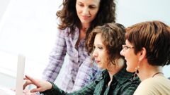 Mujeres trabajando con un ordenador.