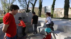 Los usuarios que se acercaban ayer a la fuente acababan comprobando que no funciona.