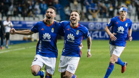 Aaron y Rocha celebran el primer gol oviedista