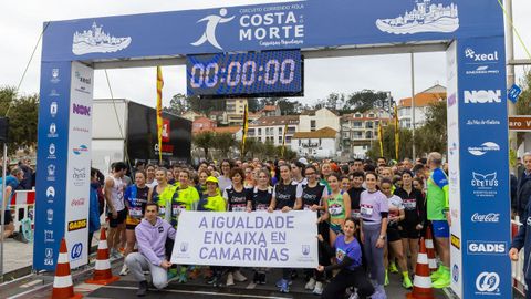 Pancarta reivindicativa por el D�a Internacional de la Mujer en la salida de una de las pruebas de la carrera pedestre de Camari�as