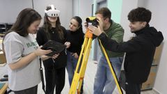 Estudiantes de Proyectos de Edificacin, en el aula tecnolgica