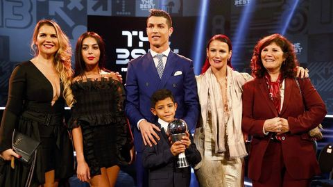 Cristiano, su pareja, su hijo, sus dos hermanas y su madre