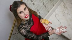 Rebeca García elabora joyas artesanales de plata, con resina y piedras preciosas
