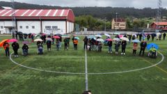 Los manifestantes formaron una equis en el csped de O Conchido.