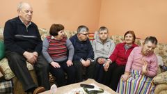 Severino (el padre), Lolita, Jos� Manuel, Severino, Rosario (la madre) y Pablo, ayer en su casa.