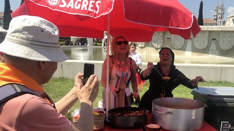 La asociaci�n el Cencerru hizo sonoras degustaciones de fabada en su estand en Bel�m