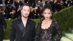 Anthony Vaccarello junto a Zoe Kravitz, en la alfombra roja de la �ltima Gala MET