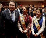 El alcalde posa con dos meigas antes de su conferencia.