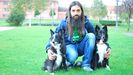 El adiestrador canino asturiano Josu López Martín, junto con sus dos perras Nana y Areta