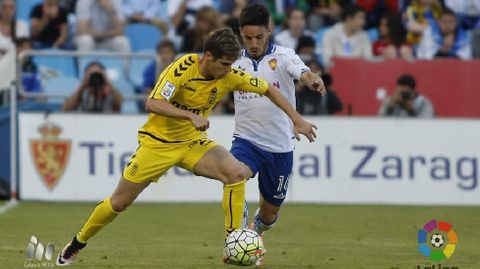 Herv�as conduce el bal�n en un Zaragoza-Oviedo