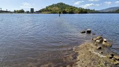 Ya se puede cruzar a pie la mitad del embalse del Pontill�n en Pontevedra