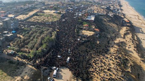 Miles de gazates esperan a apertura del corredor de Netzarim para regresar a sus hogares en el norte de la Franja.