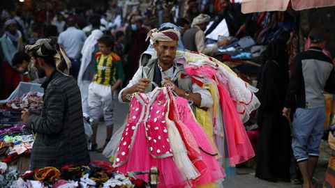 Numerosos yemenes se acercaron el jueves al mercadillo del casco viejo de San