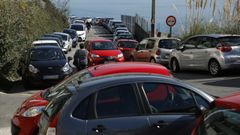 El entorno de los hospitales coru�eses se llena de coches mal aparcados