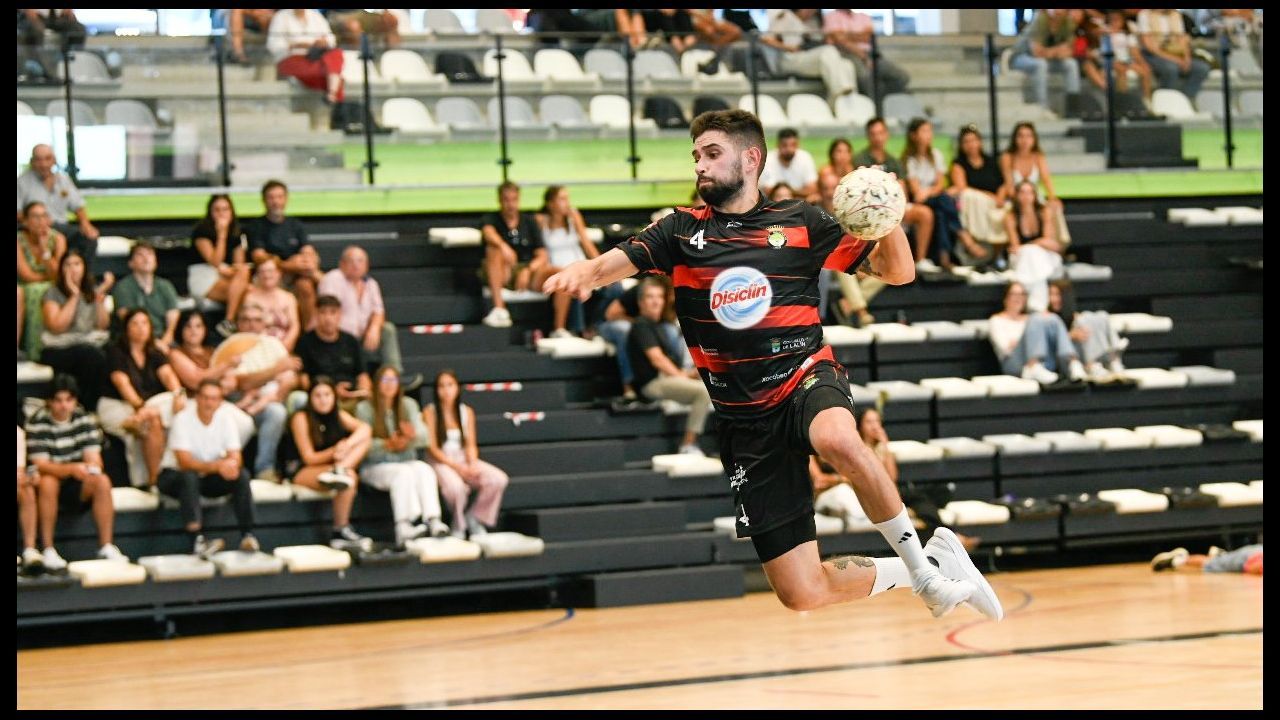 La era de Pachi comienza con triunfo del Balonmán Lalín (29-25)